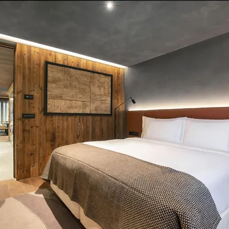 Contact Us At What App - 0041-798-079-427 To Book!! Six Sense Flats Apartment *